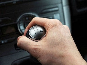 6 malos hábitos que no debes cometer con tu auto de caja manual